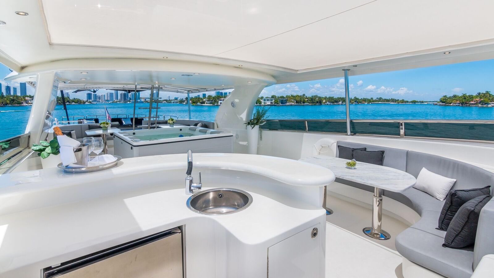 Yacht Rental Miami 110 HORIZON 013